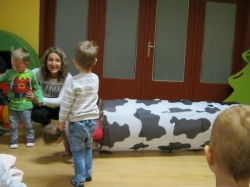 Przedszkole Alutka - Dogoterapia - Sportowe zmagania z Nelą